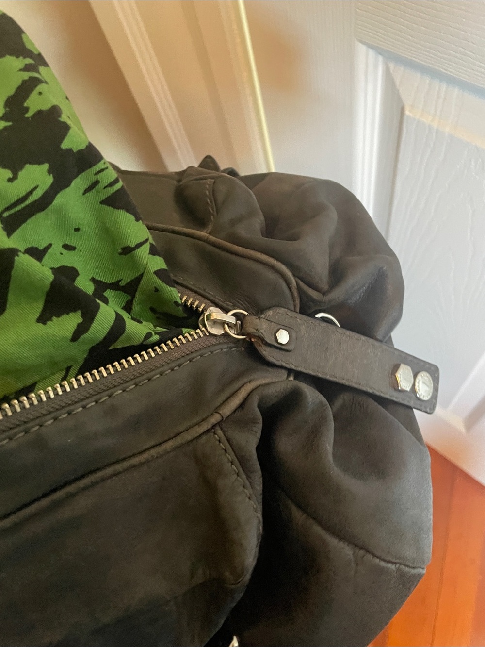 Marc by Marc Jacob’s Dr .Groovee shoulder bag with Metal ID tag - Picture 14 of 16